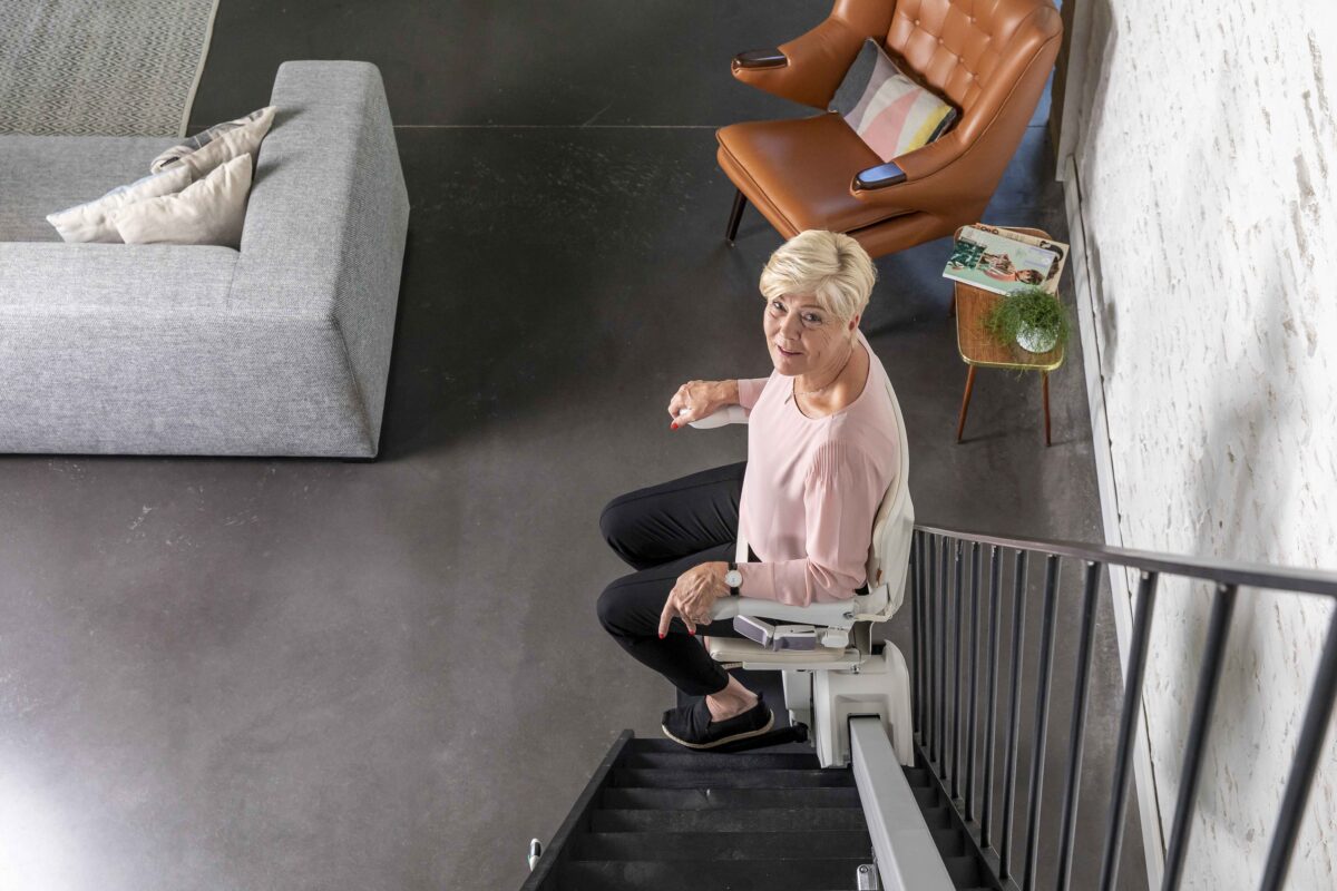 SL Style Imagebild Einbaubesispiel Treppenlifte für gerade Treppen